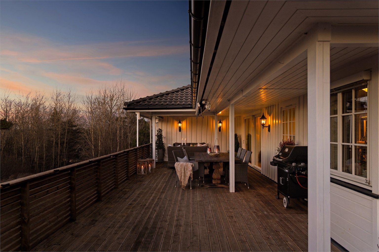 På den 83 kvm. store terrassen kan du sitte ute i helt usjenerte og svært fredelige omgivelser. Foran er det kun egen hage og ubebygget natur.