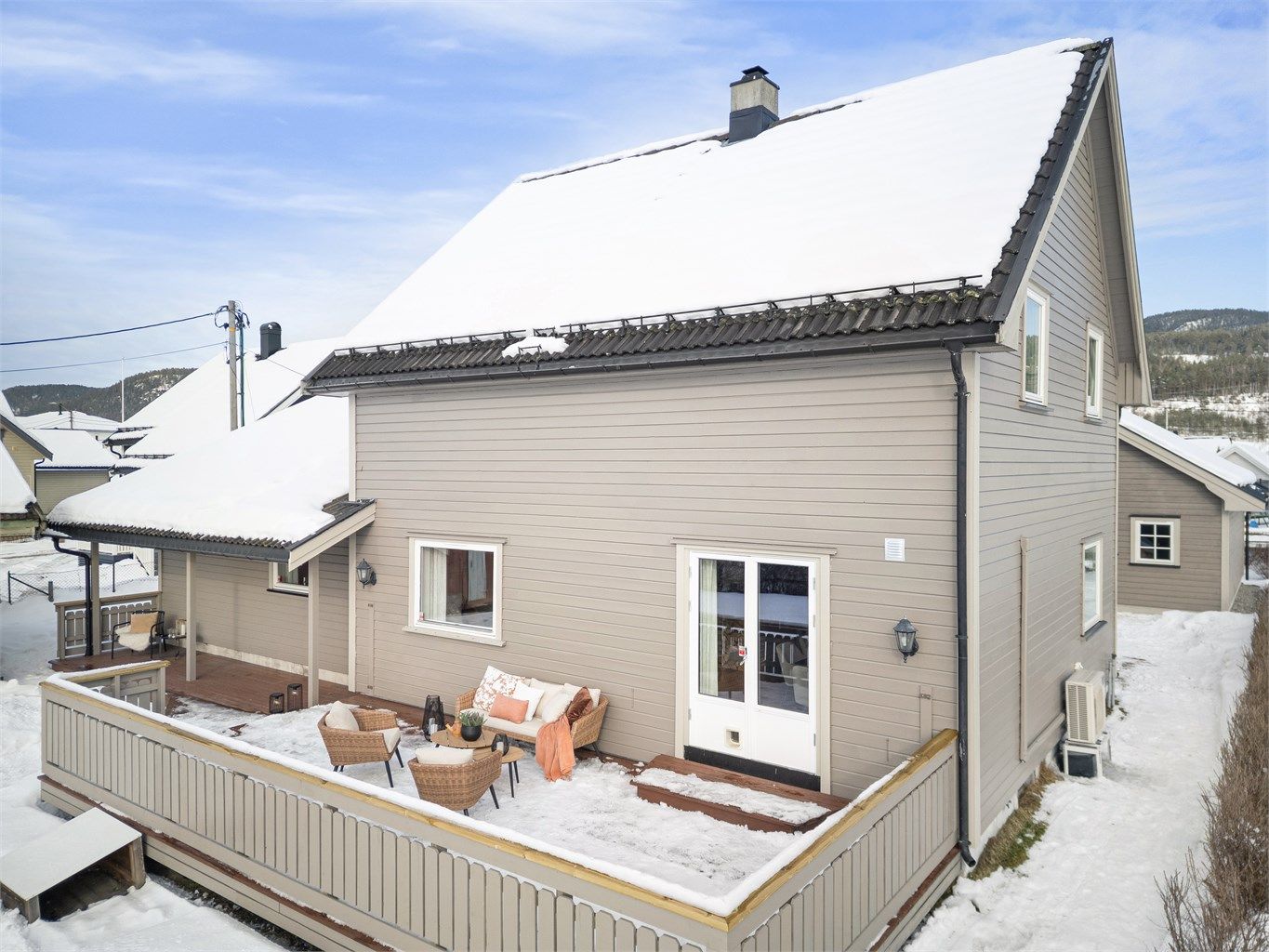 Rekkverksbord og håndløpere på terrasse ble skiftet i 2026