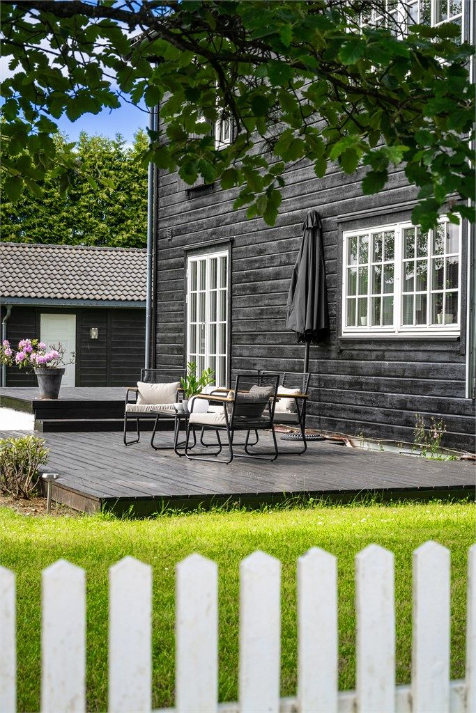 Hagen er pent opparbeidet med plenarealer og diverse beplantning.