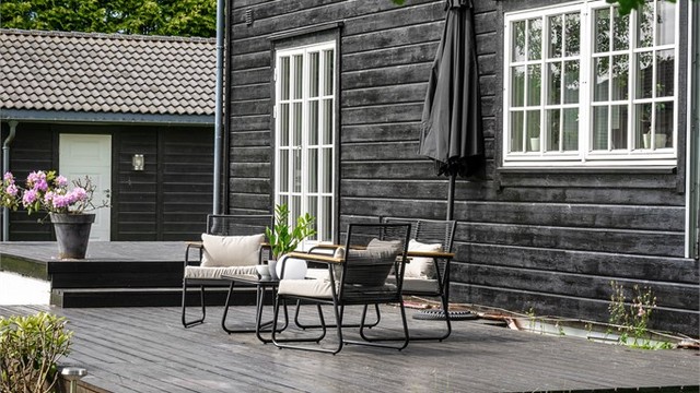 Hagen er pent opparbeidet med plenarealer og diverse beplantning.
