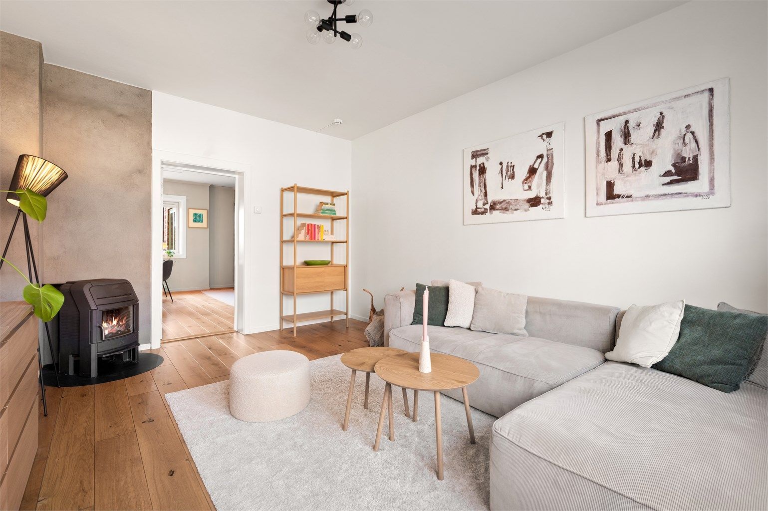 En lys og arealeffektiv 3-roms med gjennomgående planløsning og god standard. 