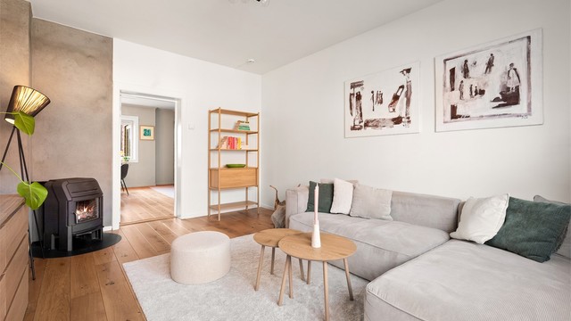 En lys og arealeffektiv 3-roms med gjennomgående planløsning og god standard.