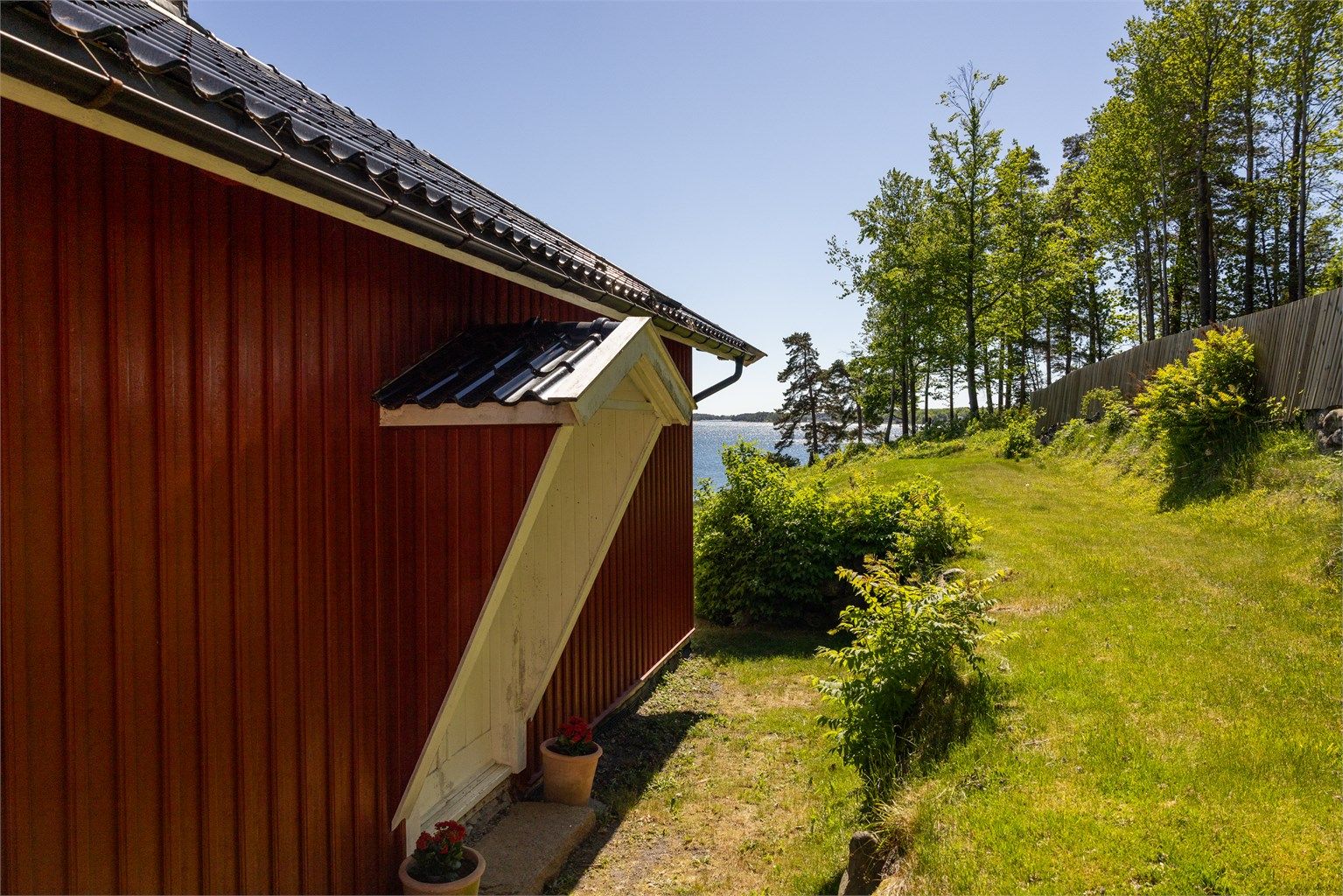 Uteplassen ved Monstangen 18 består av skiferheller på mark.