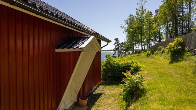 Uteplassen ved Monstangen 18 består av skiferheller på mark.