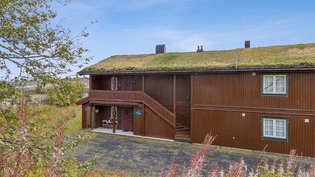 Egen utvendig trappeadkomst opp til leiligheten i andre etasje.