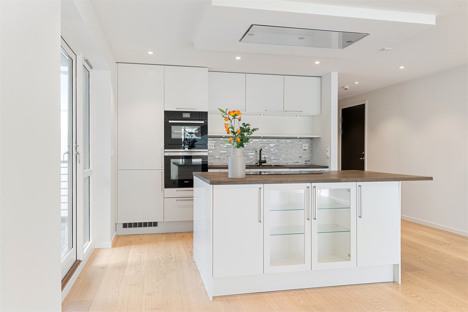 Flott HTH kjøkken. Nye gulv og malte overflater