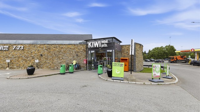 Kiwi, Europris og FreshFitness ligger over veien for leiligheten