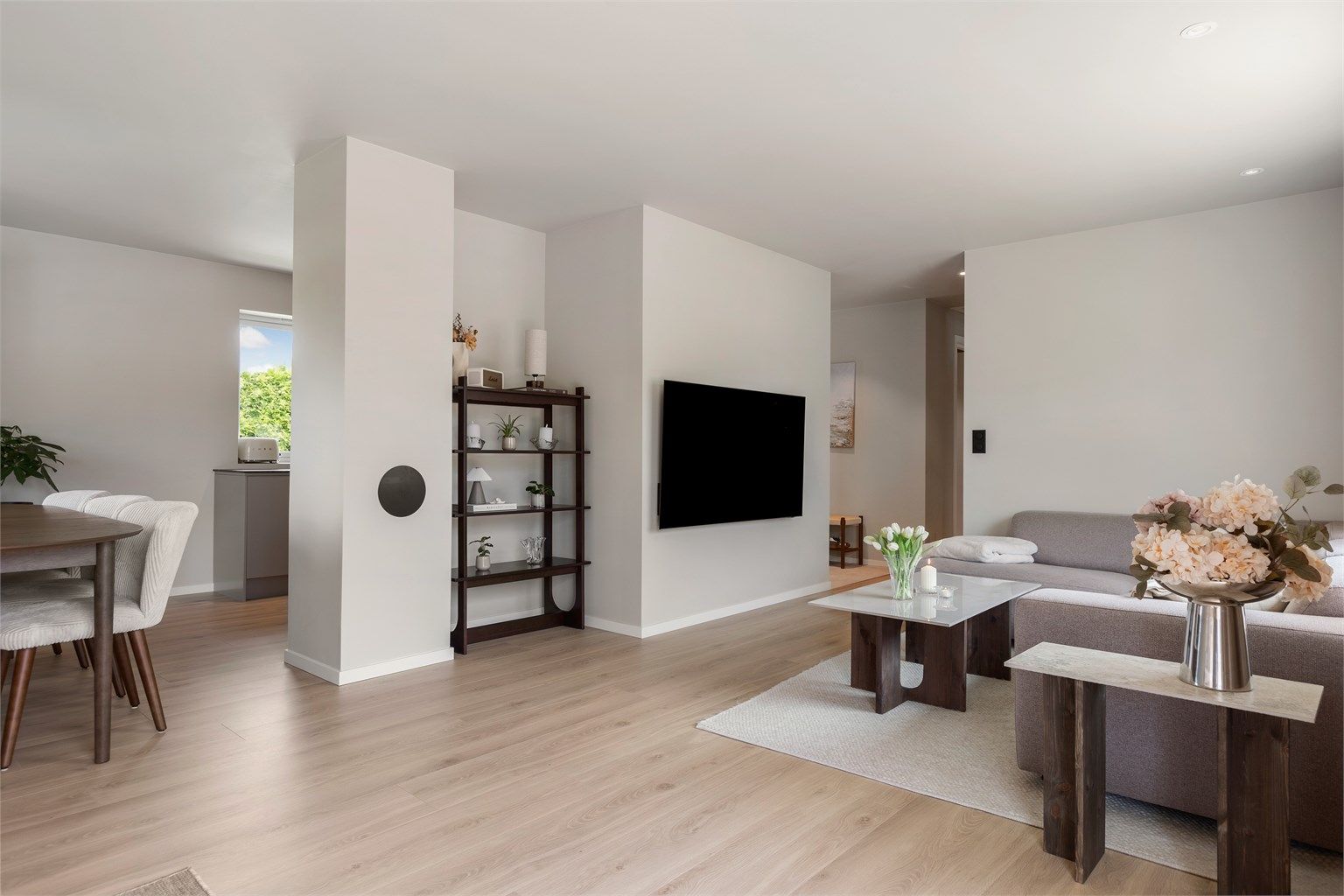 Stuen har god plass til både sofagruppe og spisebord. Det er mulighet for å sette inn vedovn, men under laminatgulvet er det varmefolie både i stue og kjøkken.