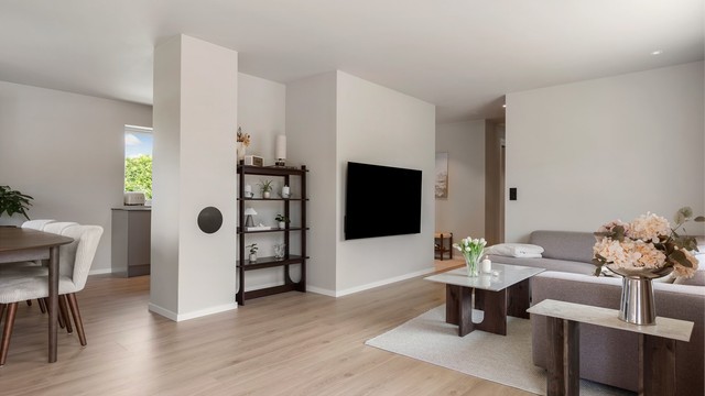 Stuen har god plass til både sofagruppe og spisebord. Det er mulighet for å sette inn vedovn, men under laminatgulvet er det varmefolie både i stue og kjøkken.