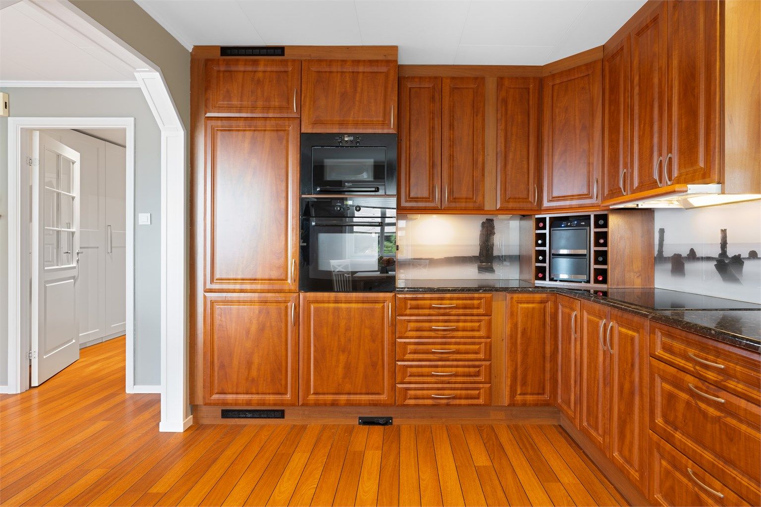 Her har man rikelig med skap- og benkeplass å boltre seg på!