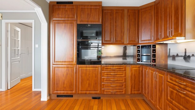 Her har man rikelig med skap- og benkeplass å boltre seg på!