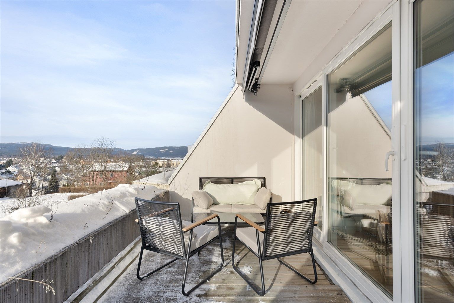 Terrassen vender mot vest og har svært gode solforhold, på grunn av panoramadørene fungerer den som en ekstra stue
 på sommerstid