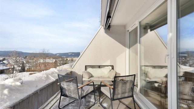Terrassen vender mot vest og har svært gode solforhold, på grunn av panoramadørene fungerer den som en ekstra stue
på sommerstid
