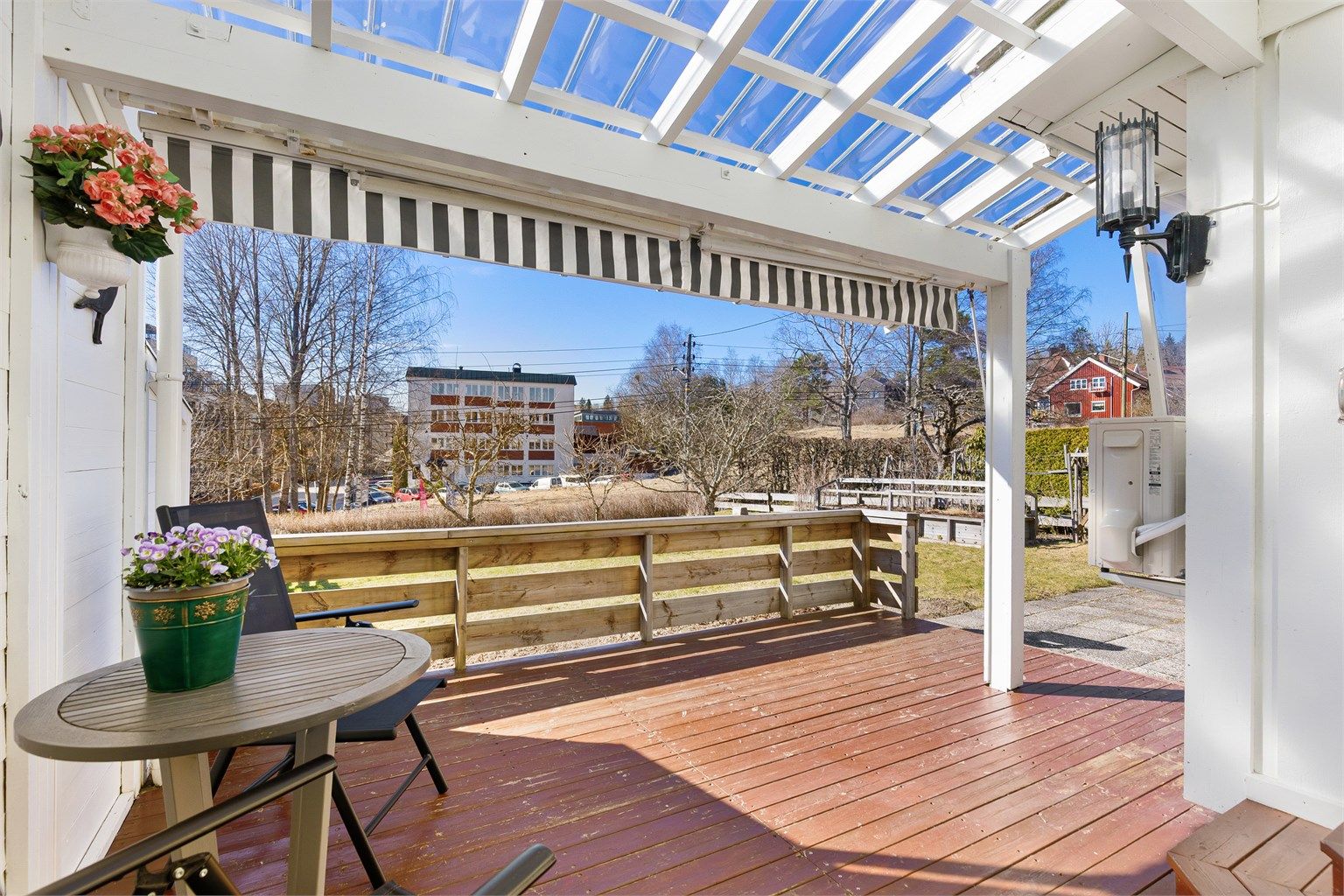 På terrassen er det både plass til en sittegruppe og grill 