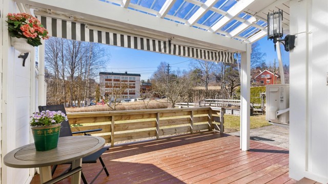 På terrassen er det både plass til en sittegruppe og grill