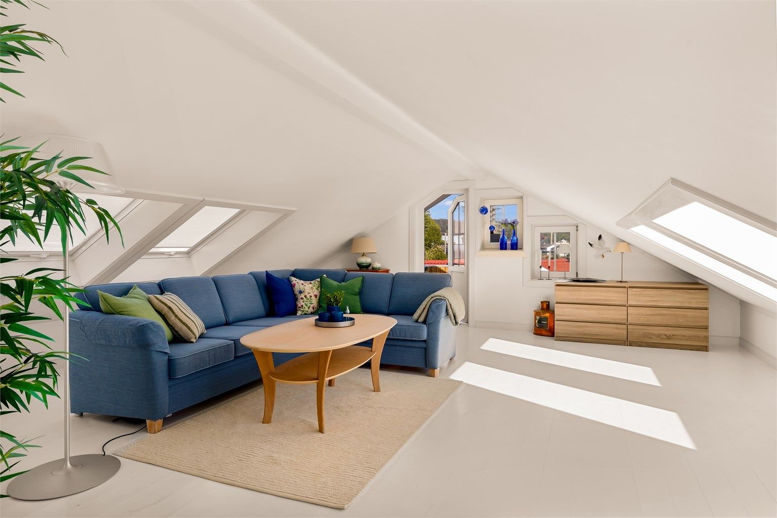 HUSETS ANNEN ETASJE har loftstue med plass til både sofakrok og seng.