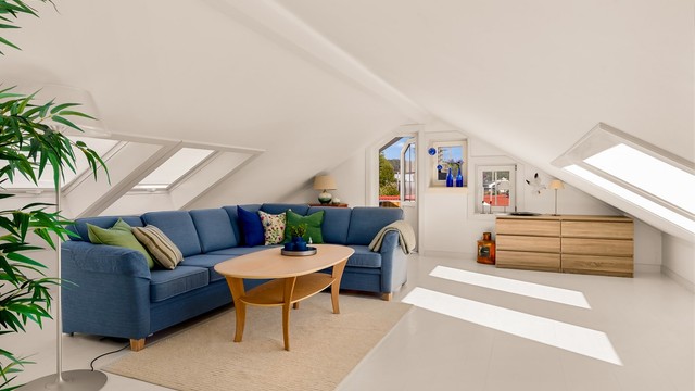 HUSETS ANNEN ETASJE har loftstue med plass til både sofakrok og seng.