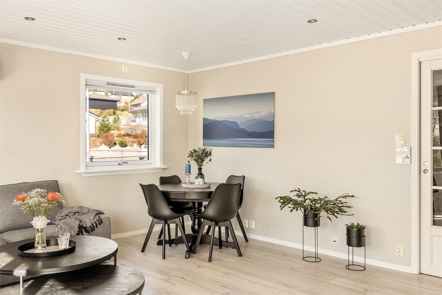 Rommet har god plass til både sofagruppe og spisebord.