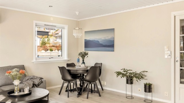 Rommet har god plass til både sofagruppe og spisebord.
