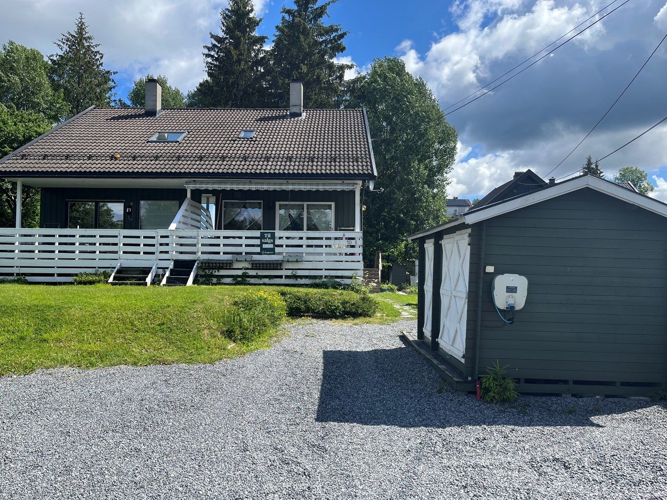 Velkommen til Bikuben 10 B. Stor 1/2 tomannsbolig over 3 etasjer med flere uteplasser, egen inngang til kjeller og oppussingsbehov beliggende på populære Høybråten 