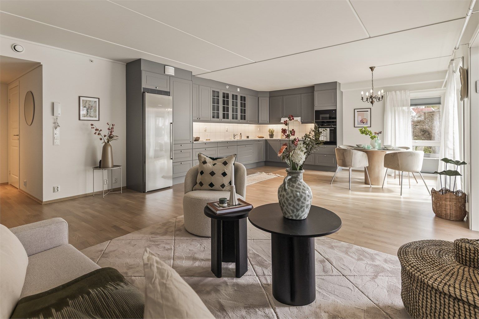 Velkommen til Hegnaveien 3 - en moderne og lettstelt leilighet fra 2020 med åpen stue- og kjøkkenløsning og gjennomgående god standard.