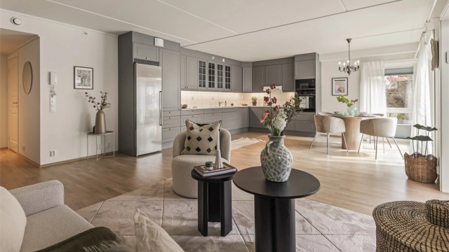 Velkommen til Hegnaveien 3 - en moderne og lettstelt leilighet fra 2020 med åpen stue- og kjøkkenløsning og gjennomgående god standard.