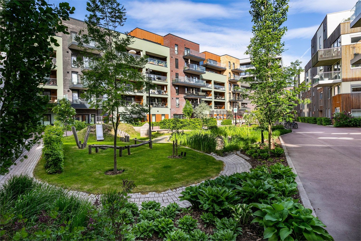 Torget midt i Støperiet er en flott møteplass som inviterer til aktiv bruk.