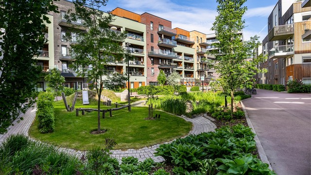 Torget midt i Støperiet er en flott møteplass som inviterer til aktiv bruk.