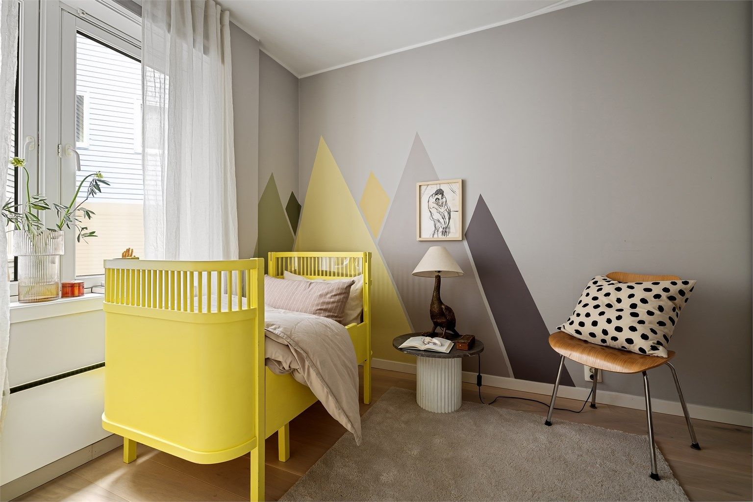 Boligens andre soverom er også av god størrelse og er i dag innredet som barnerom