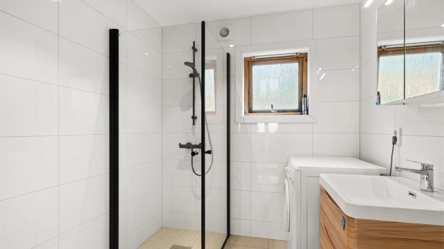 Bad med varmekabler og opplegg for vaskemaskin
