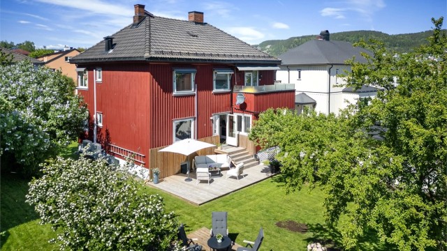 Pen halvpart av horisontaldelt tomannsbolig i 1. etasje + kjeller