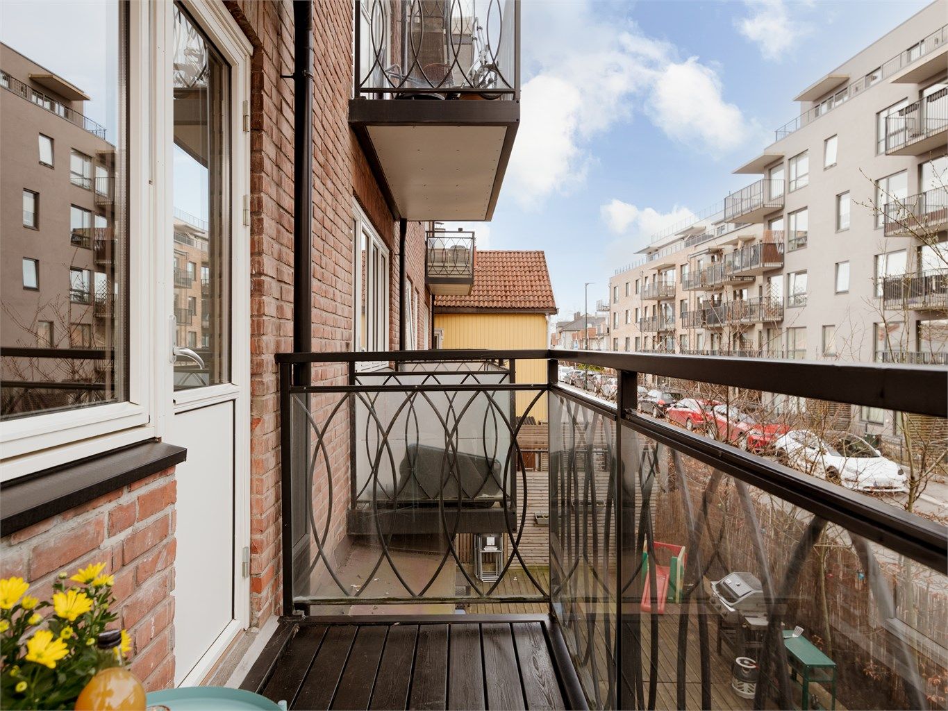 Balkongen vender ut i rolige Fjellgata og er et ypperlig sted for å nyte ettermiddagssolen.