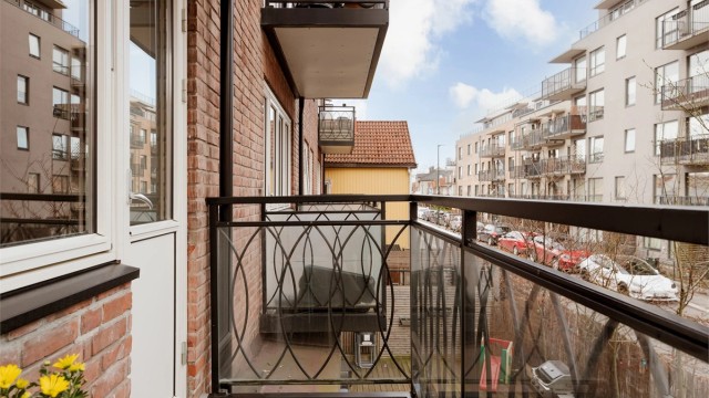 Balkongen vender ut i rolige Fjellgata og er et ypperlig sted for å nyte ettermiddagssolen.