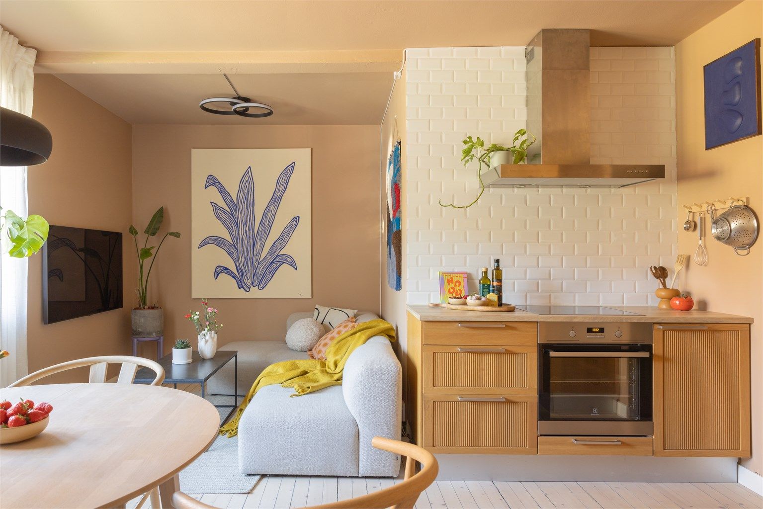 Leiligheten byr på en lys og romslig stue med store vindusflater som slipper inn rikelig med lys og luft, samt en god takhøyde. 