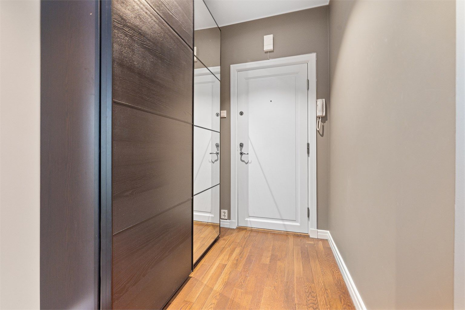 Alle innerdører og lister ble byttet i 2024, som gir et helhetlig og moderne uttrykk.