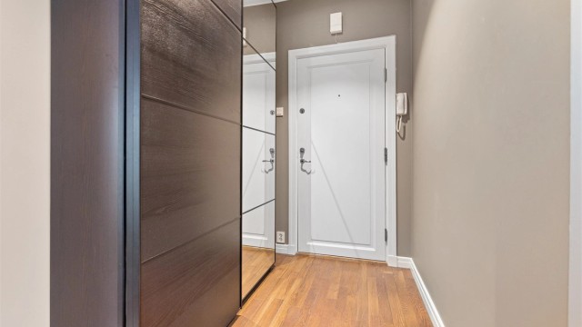 Alle innerdører og lister ble byttet i 2024, som gir et helhetlig og moderne uttrykk.