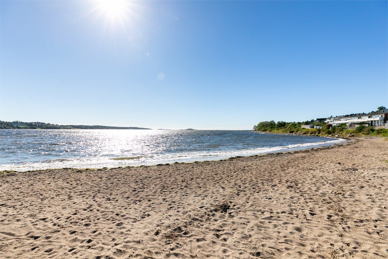 Flere vakre strender er lett tilgjengelig i nærområdet, deriblant byens Blått Flagg-merkede sandstrand Sjøbadet