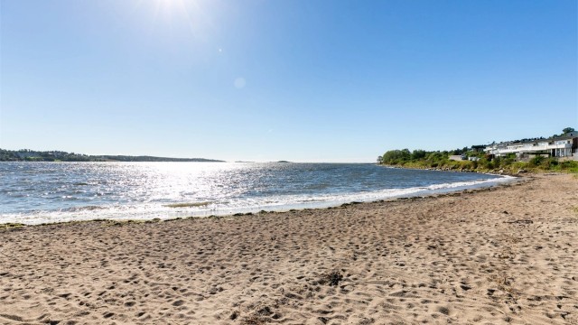 Flere vakre strender er lett tilgjengelig i nærområdet, deriblant byens Blått Flagg-merkede sandstrand Sjøbadet
