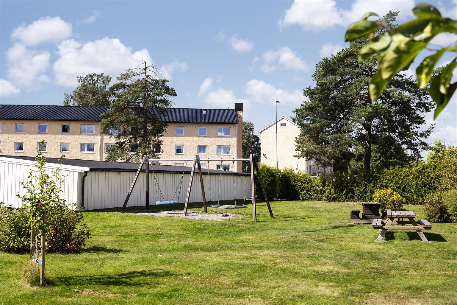 Fellesområdene er pent opparbeidet med lekeplass og sittegrupper.