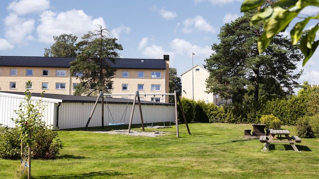 Fellesområdene er pent opparbeidet med lekeplass og sittegrupper.