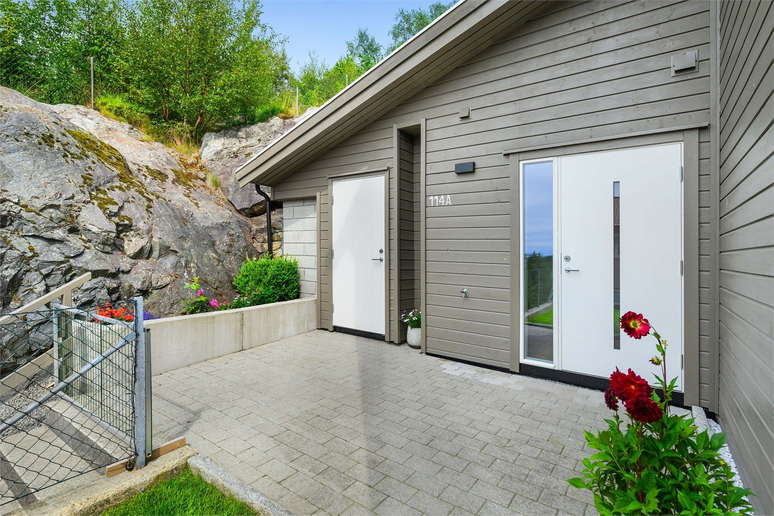 Pent opparbeidet i front av leiligheten. Hele dette tilbygget er fra 2025. 