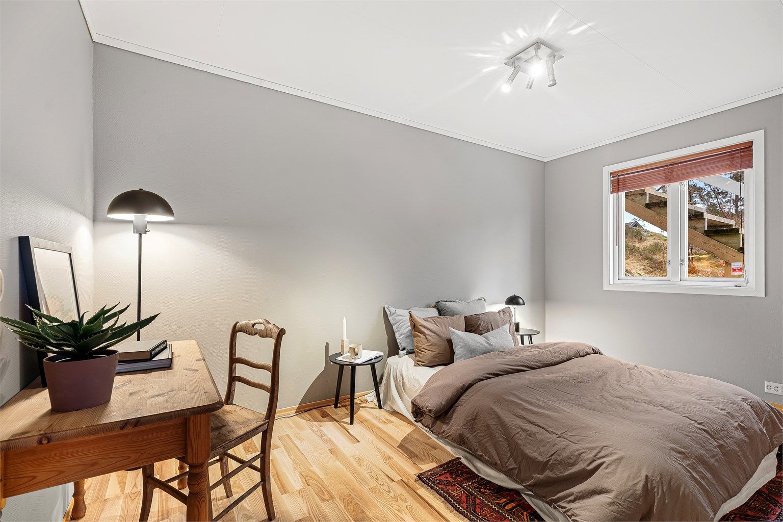 Soverom med god størrelse og plass til garderobeløsning.