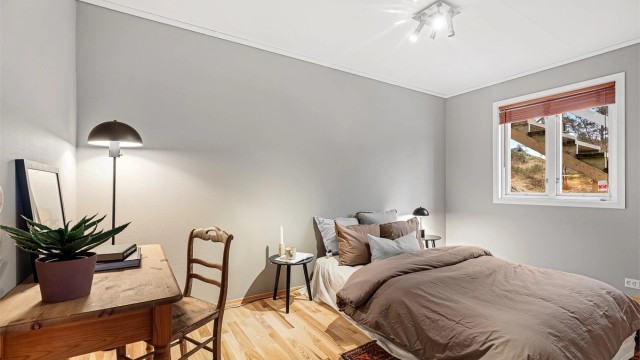 Soverom med god størrelse og plass til garderobeløsning.