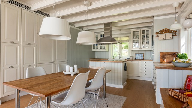Kjøkkeninnredningen er en omfangsrik løsning fra IKEA, installert i 2009 og velholdt.