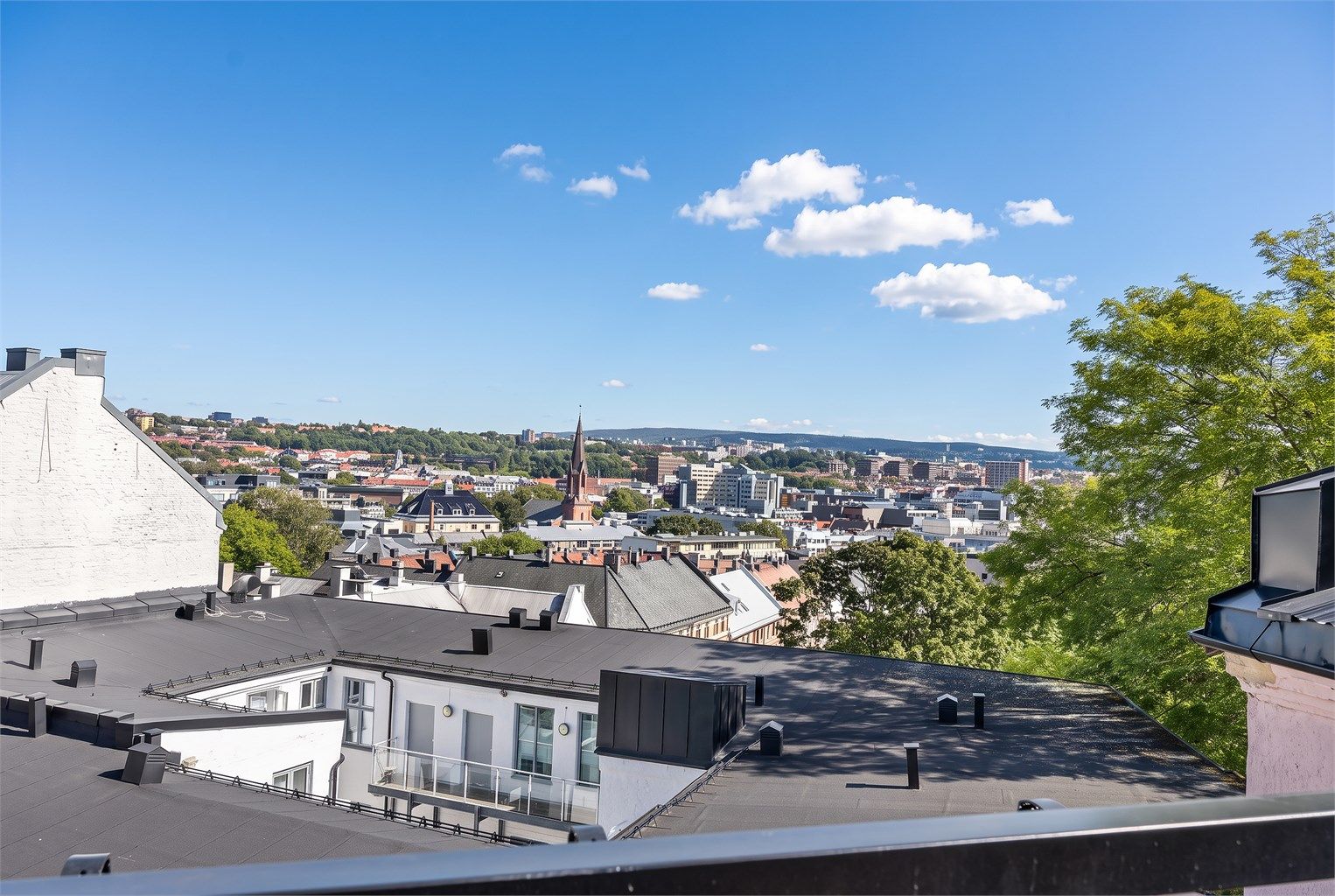 I tillegg har du en fantastisk utsikt utover byen.