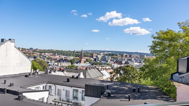 I tillegg har du en fantastisk utsikt utover byen.
