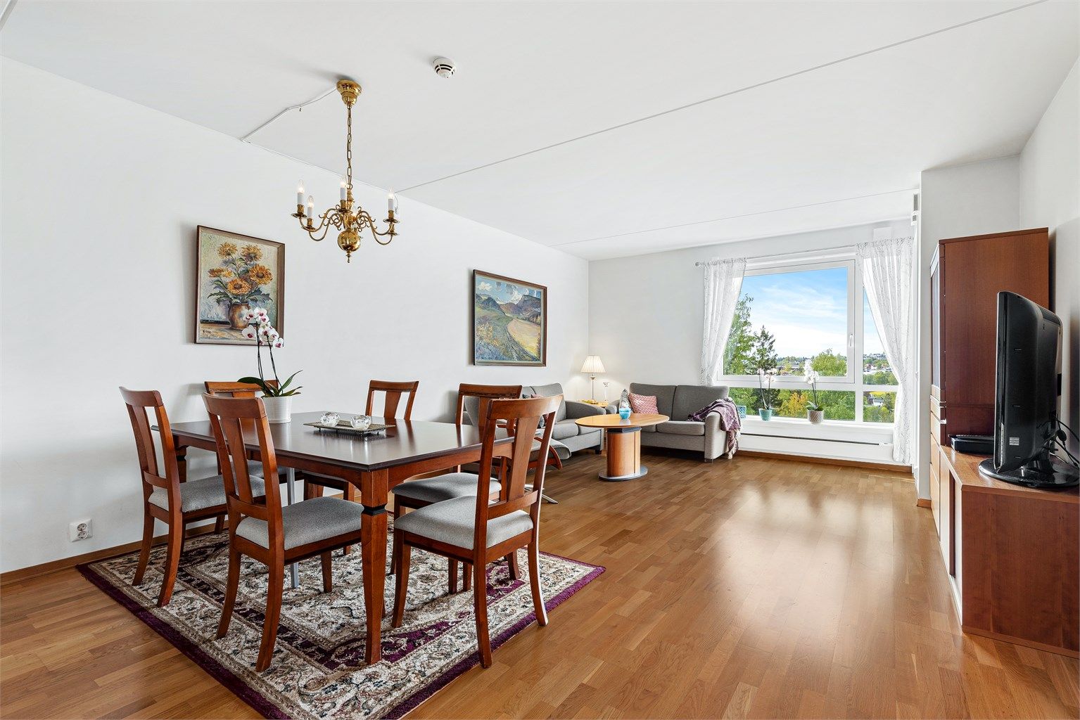 Store vindusflater slipper inn rikelig med naturlig lys.