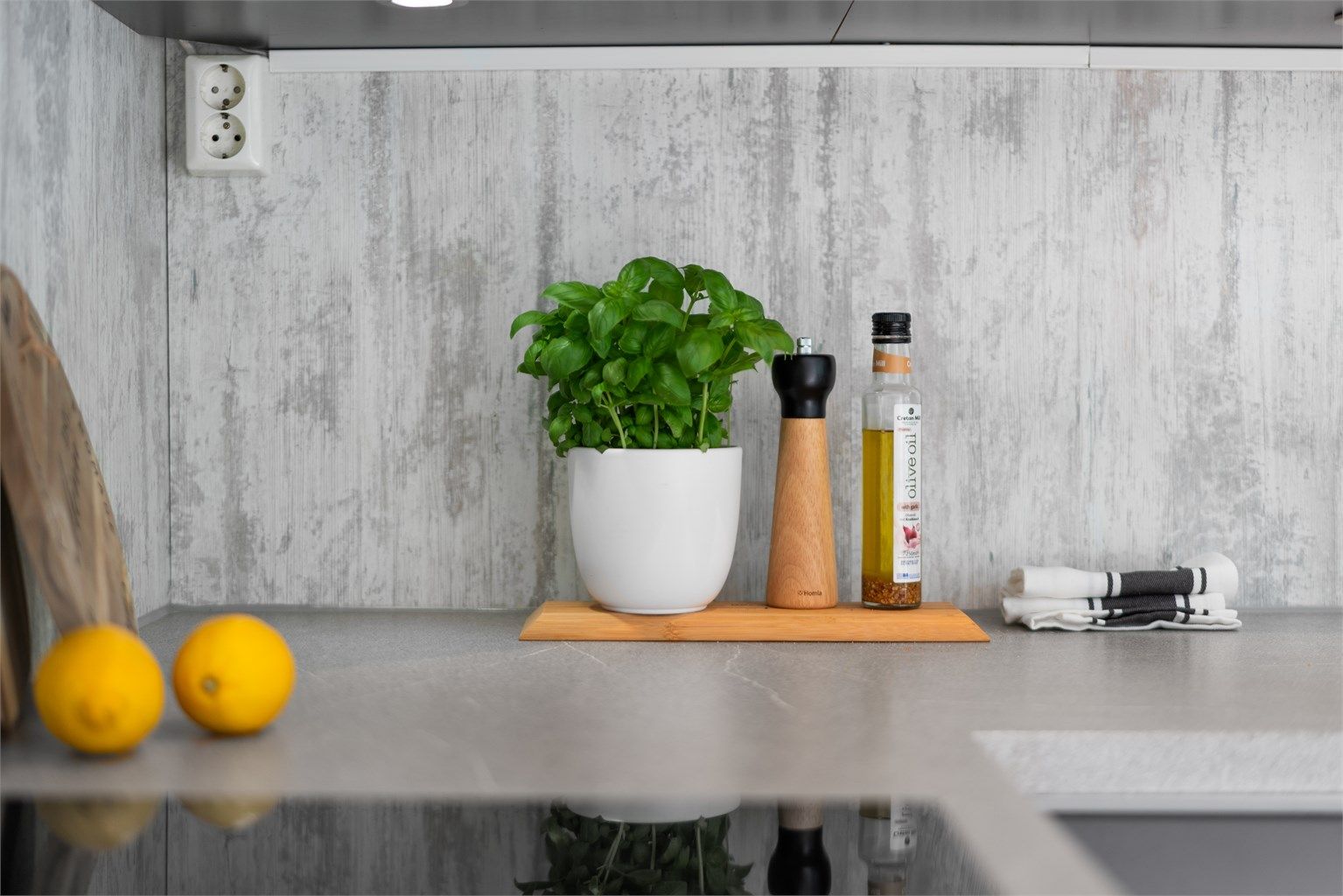 Benkeplate med laminert overflate og matchende plate mellom benk og overskap.