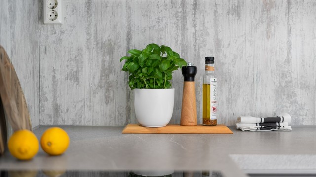 Benkeplate med laminert overflate og matchende plate mellom benk og overskap.