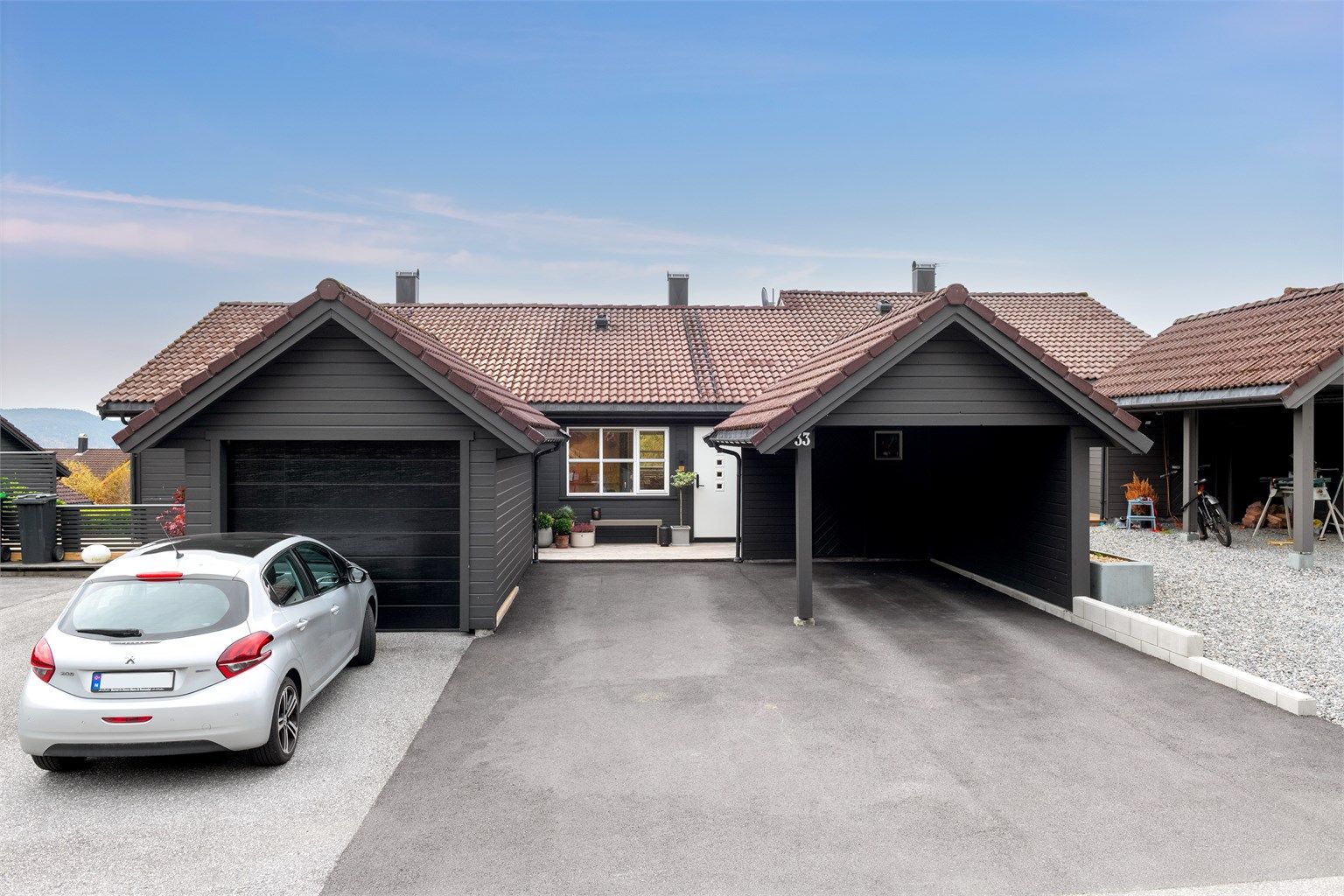 Fasade, carport og inngangsparti mot øst
